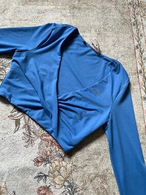 Bo + Tee Vibrant Blue Long-Sleeve Crossover Active Top